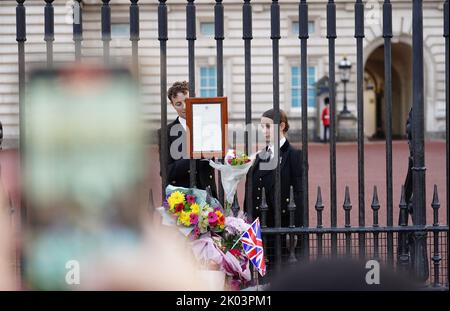 L'avis annonçant le décès de la reine Elizabeth II est retiré des portes de Buckingham Palace à Londres. Date de la photo: Vendredi 9 septembre 2022. Banque D'Images
