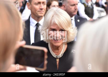 Londres, Royaume-Uni. 09th septembre 2022. La reine Consort Camilla serre la main avec les membres du public qui s'étaient rassemblés devant le palais de Buckingham pour pleurer la mort de la reine Elizabeth II (Photo de Thomas Krych/SOPA Images/Sipa USA) crédit: SIPA USA/Alay Live News Banque D'Images