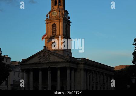 Londres, Royaume-Uni. 8th septembre 2022. Drapeau canadien abaissé à mi-mât à St Martin-in-the-Fields à Trafalgar Square quelques instants après que la nouvelle éclate de la mort de la reine Elizabeth II. Credit: Aldercy Carling/ Alamy Live News Banque D'Images