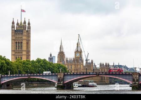 Londres, Royaume-Uni. 9 septembre 2022. Des drapeaux restent en Berne à Westminster après l'annonce de la mort d'Elizabeth II, reine du Royaume-Uni, décédée jeudi soir au château de Balmoral. Photo: Horst A. Friedrichs Alamy Live News Banque D'Images