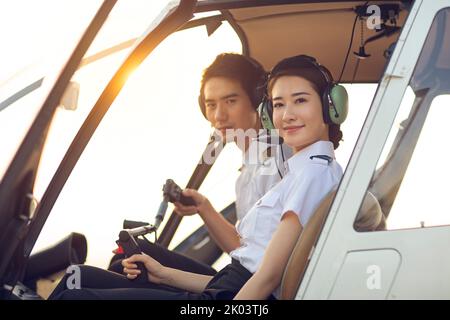 Pilotes chinois assis dans un poste de pilotage d'hélicoptère Banque D'Images