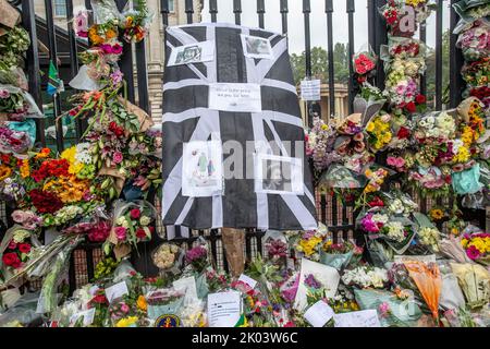 Londres, Royaume-Uni. 9 septembre 2022. Des messages de condoléances sont placés aux portes du palais de Buckingham tandis que de grandes foules rendent hommage à la reine Elizabeth II, qui est décédée à 96 ans en Balmoral Écosse comme le plus long monarque britannique et sera succombé par son fils le roi Charles III. Photo : Horst A. Friedrichs Alamy Live News Banque D'Images