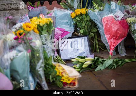 Londres, Royaume-Uni. 9th septembre 2022. Les fans royaux et les adeptes de la fête continuent d'apporter des hommages floraux aux portes du palais de Buckingham après l'annonce de la mort d'Elizabeth II, reine du Royaume-Uni, décédée jeudi soir au château de Balmoral. Photo Horst A. Friedrichs Alamy Live News Banque D'Images