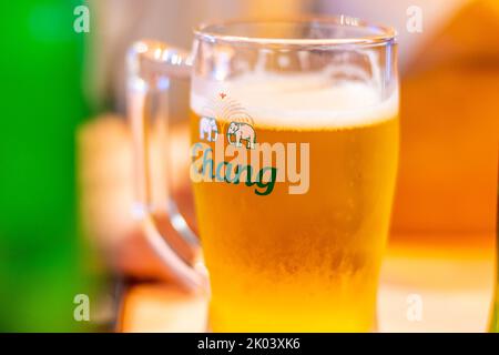 BANGKOK, THAÏLANDE - 1.11.2019: Détail du verre avec la bière Chang. Chang est une bière et une boisson alcoolisées traditionnelles de Thaïlande. Est servi froid en bouteille ou Banque D'Images