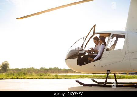 Pilotes chinois assis dans un poste de pilotage d'hélicoptère Banque D'Images