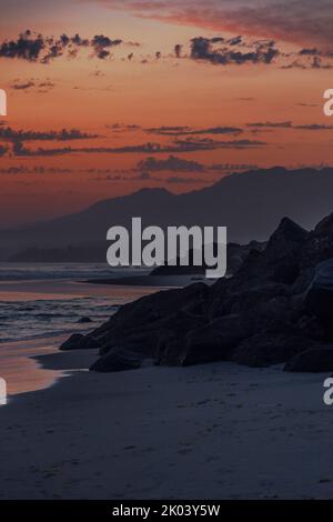 Silhouette des montagnes dans un coucher de soleil sur la mer. Noir et rouge. Nature. Californie Banque D'Images