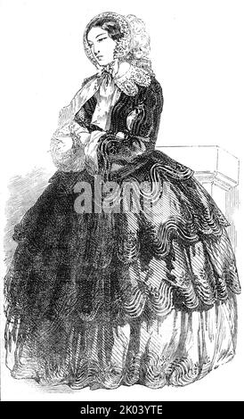 Paris Fashions pour octobre 1854. 'Sarcenet Bonnet, avec une plume, l'intérieur bordé de fleurs; col brodé en satin, avec de longs points. Il y a une grande tendance à exagérer la taille des colliers, qui devrait être évitée. Robe de sarcenet couleur châtaignier, avec trois flounces, ornée d'un motif de velours, tissé dans la soie; il suit les points des flounces; à chaque point il y a un petit bouquet de velours. Nous avons vu une autre robe avec ce petit bouquet en soie de couleur ainsi que le motif qui borde les flounces; les manches, ouvert à la couture intérieure, Banque D'Images