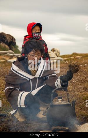 Pond Inlet, Île de Baffin, Nunavut, Canada - 24 août 2022 : guide inuit à Pond Inlet, sur le détroit d'éclipse, Île de Baffin, Nunavut, Canada. Banque D'Images