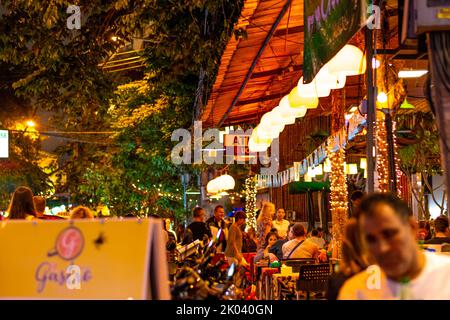 BANGKOK, THAÏLANDE - 1.11.2019: Marché de rue avec nourriture de rue, pubs et magasins dans la ville de Bangkok. Vue nocturne des gens qui marchent sur la route, qui font du shopping Banque D'Images