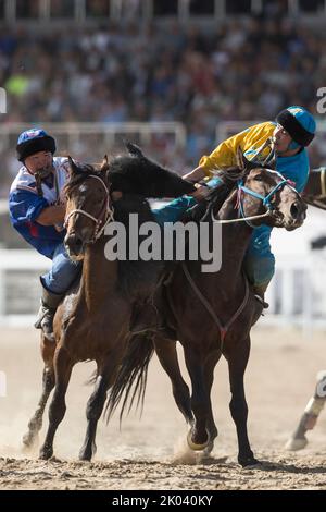 Un jeu traditionnel de Kok Boru pendant les Jeux de Nomad du tiers monde 2018 à Cholpon-ATA, Kirghizistan. Ici le jeu entre la Russie et le Kazachstan. Buzkas Banque D'Images