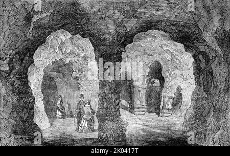 La grotte, dans le parc Hawkstone, 1854. Attraction touristique dans le Shropshire. « D'un bois suspendu de hêtre vénérés, couronné par un épais de sapins noirs, se dresse le célèbre « Grotto Rock », sur lequel les cavernes Sir Richard Hill ont consacré une grande partie de son ingéniosité. Son sommet est atteint par un long chemin sinueux dans le bois raide, qui conduit à la porte d'un passage sombre dans la roche, s'ouvrant dans une chambre voûtée incrustée de coquillages et de minéraux. De "Illustrated London News", 1854. Banque D'Images