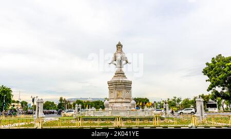 BANGKOK, THAÏLANDE - 1.11.2019: Célèbre statue d'éléphant blanc avec quatre têtes à Bangkok, Thaïlande. Monument dans le parc de la ville est icône de la religion de b Banque D'Images