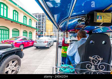 BANGKOK, THAÏLANDE - 1.11.2019: Vue de la voiture de taxi tuk tuk dans la ville de Bangkok. Pilote thaï en premier plan. Tuktuk est une voie de transport célèbre à Bangk Banque D'Images