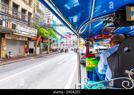 BANGKOK, THAÏLANDE - 1.11.2019: Vue de la voiture de taxi tuk tuk dans la ville de Bangkok. Pilote thaï en premier plan. Tuktuk est une voie de transport célèbre à Bangk Banque D'Images