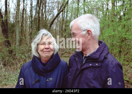 portrait d'un heureux couple senior en plein air dans une forêt Banque D'Images