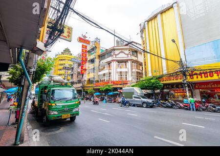 BANGKOK, THAÏLANDE - 1.11.2019: Rues dans la ville chinoise, Bangkok ville. Circulation dans la rue avec le marché sur le côté. Transport lourd, voitures et moto Banque D'Images