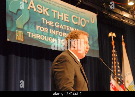 Posez-vous sur le forum CIO, « The Gateway for information Through Technology », dirigé par Jerry Williams, directeur de l'information de HUD. Banque D'Images