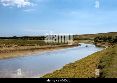 Les gens qui font du kayak sur la rivière Cuckmere un après-midi d'été, dans l'est du Sussex, en Angleterre Banque D'Images