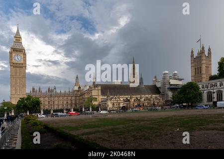 Le drapeau des chambres du Parlement flotte en Berne après le décès de sa Majesté la Reine, Londres, Royaume-Uni, 9th septembre 2022 (photo de Richard Washbrooke/News Images) Banque D'Images