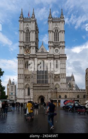 Londres, Royaume-Uni. 09th septembre 2022. Le drapeau de l'abbaye de Westminster flotte à mi-mât et est ouvert aux amateurs de deuil pour prier après le décès de sa Majesté la Reine, Londres, Royaume-Uni, 9th septembre 2022 (photo de Richard Washbrooke/News Images) à Londres, Royaume-Uni le 9/9/2022. (Photo de Richard Washbrooke/News Images/Sipa USA) crédit: SIPA USA/Alay Live News Banque D'Images