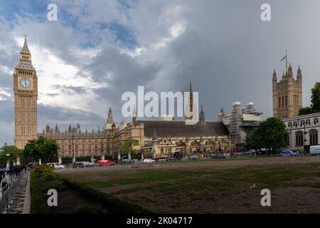 Le drapeau des chambres du Parlement flotte à mi-mât après le décès de sa Majesté la Reine, Londres, Royaume-Uni. 9th septembre 2022. (Photo de Richard Washbrooke/News Images) à Londres, Royaume-Uni, le 9/9/2022. (Photo de Richard Washbrooke/News Images/Sipa USA) crédit: SIPA USA/Alay Live News Banque D'Images