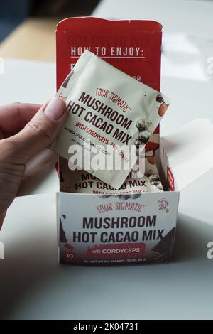 Helsinki, Finlande - 8 septembre 2022 : quatre packs de mélange de cacao aux champignons Sigmatic. Four Sigmatic est une entreprise d'aliments fonctionnels connue pour ses champignons. Banque D'Images