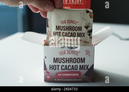 Helsinki, Finlande - 8 septembre 2022 : quatre packs de mélange de cacao aux champignons Sigmatic. Four Sigmatic est une entreprise d'aliments fonctionnels connue pour ses champignons. Banque D'Images