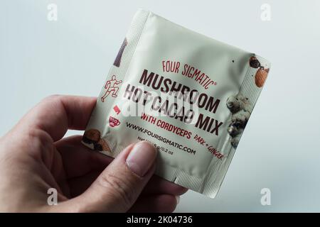 Helsinki, Finlande - 8 septembre 2022 : quatre packs de mélange de cacao aux champignons Sigmatic. Four Sigmatic est une entreprise d'aliments fonctionnels connue pour ses champignons. Banque D'Images