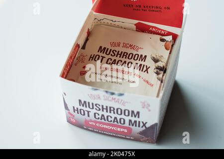 Helsinki, Finlande - 8 septembre 2022 : quatre packs de mélange de cacao aux champignons Sigmatic. Four Sigmatic est une entreprise d'aliments fonctionnels connue pour ses champignons. Banque D'Images