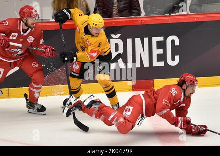 Trinec, République tchèque. 09th septembre 2022. L-R Jan Zahradnicek (Trinec), Mans Forsfjall (Skelleftea) et Daniel Vozenilek (Trinec) en action pendant la Ligue de hockey des champions, Groupe H, match HC Ocelari Trinec contre Skelleftea AIK, on 9 septembre 2022, à Trinec, République Tchèque. Crédit: Jaroslav Ozana/CTK photo/Alay Live News Banque D'Images