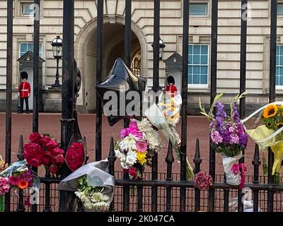 Londres, Royaume-Uni. 9th septembre 2022. Un grand nombre de personnes se sont rassemblées pour déposer des hommages floraux aux portes du Palais de Buckingham alors que la Grande-Bretagne commençait une période de deuil de 10 jours pour la reine Elizabeth II Banque D'Images