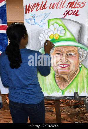 Mumbai, Inde. 09th septembre 2022. Un étudiant de l'école d'art de Gurukul peint une affiche rendant hommage à la reine Elizabeth. La reine Élisabeth II, la reine monarque la plus ancienne au service du Royaume-Uni (Royaume-Uni), est décédée à l'âge de 96 ans le 8th septembre 2022. Crédit : SOPA Images Limited/Alamy Live News Banque D'Images