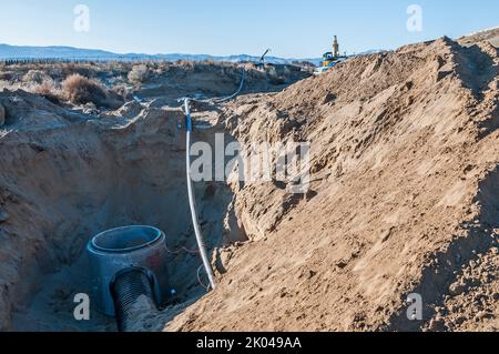 Un ponceau ou un fossé en cours de construction ou de creusage dans une décharge ou un dépotoir actif de déchets solides. Banque D'Images