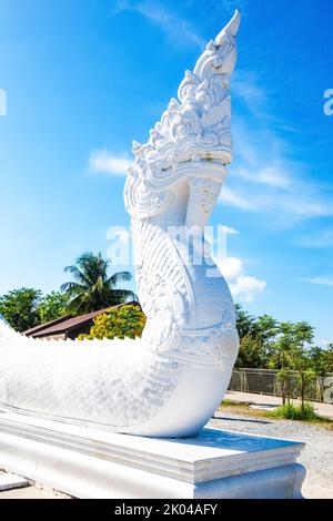 Vue détaillée de la statue du dragon en face de l'entrée du plus grand temple bouddhiste de Phuket, Wat Chalong Banque D'Images