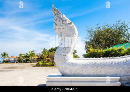 Vue détaillée de la statue du dragon en face de l'entrée du plus grand temple bouddhiste de Phuket, Wat Chalong Banque D'Images