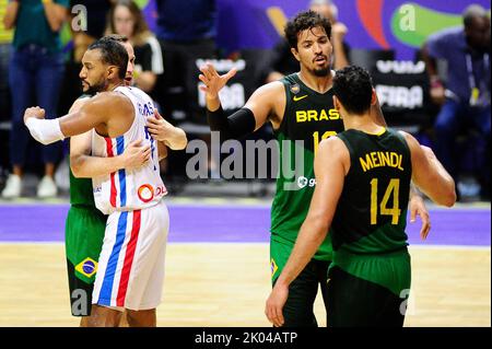 Recife, Brésil. 08th septembre 2022. Les joueurs du Brésil célèbrent la victoire après le match entre le Brésil X République dominicaine, valable pour les quarts de finale de la Copa América de Basketball, FIBA Americup Brazil 2022, qui s'est tenu ce jeudi au Ginásio Geraldo Magalhães, connu sous le nom de Ginásio Geraldão, à Recife (PE), Brésil, ce jeudi (08). Crédit: Ricardo Fernandes/SPIA photo/FotoArena/Alay Live News Banque D'Images