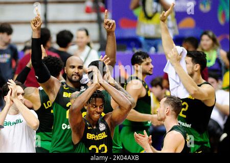 Recife, Brésil. 08th septembre 2022. Les joueurs du Brésil célèbrent la victoire après le match entre le Brésil X République dominicaine, valable pour les quarts de finale des Copa América de Basketball, FIBA Americup Brazil 2022, qui s'est tenu ce jeudi au Ginásio Geraldo Magalhães, connu sous le nom de Ginásio Geraldão, à Recife (PE), Brésil, ce jeudi (08). Crédit: Ricardo Fernandes/SPIA photo/FotoArena/Alay Live News Banque D'Images