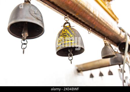 Cloches au sommet du temple Wat Saket (Mont d'or) à Bangkok, Thaïlande. Les cloches de religion sont le symbole bouddhiste de la religion. Célèbre destination touristique. Banque D'Images