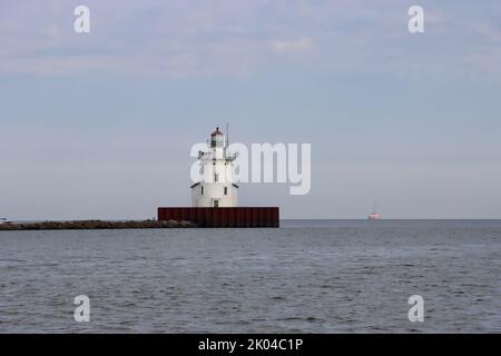 Phare de Cleveland Harbour West Pierhead à l'entrée du port de Cleveland. Banque D'Images