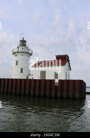 Phare de Cleveland Harbour West Pierhead à l'entrée du port de Cleveland. Banque D'Images