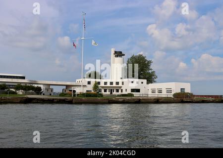 Station de garde côtière historique de Cleveland dans le port de Cleveland. Banque D'Images