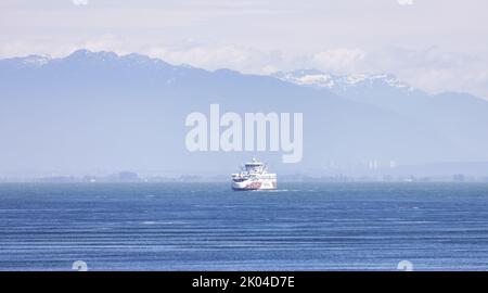 BC Ferries passant par le détroit de Géorgie sur la côte ouest de l'océan Pacifique. Banque D'Images