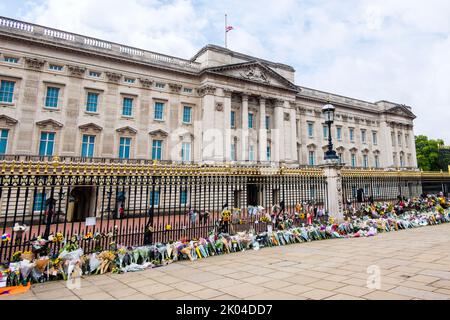 Londres, Royaume-Uni. 9th septembre 2022. Bouquets fleuris posés devant le palais de Buckingham en hommage à la reine Elizabeth II après sa mort le 8th septembre. Banque D'Images