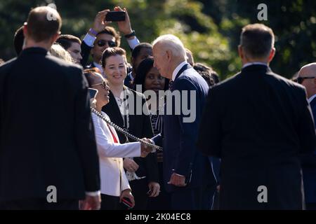 Washington, DC, États-Unis. 09th septembre 2022. Le président des États-Unis Joe Biden salue les gens dans la pelouse sud de la Maison Blanche avant de partir par Marine One en route vers l'Ohio, à Washington, DC, États-Unis, le 09 septembre 2022. Biden se rend à Columbus, Ohio, pour faire des remarques à l'occasion de l'inauguration du nouveau site de fabrication de semi-conducteurs Intel. Crédit : Michael Reynolds/Pool via CNP/dpa/Alay Live News Banque D'Images