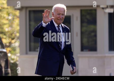 Washington, DC, États-Unis. 09th septembre 2022. Joe Biden, président des États-Unis, se promène à travers la pelouse sud de la Maison Blanche pour partir par Marine One en route vers l'Ohio, à Washington, DC, Etats-Unis, le 09 septembre 2022. Biden se rend à Columbus, Ohio, pour faire des remarques à l'occasion de l'inauguration du nouveau site de fabrication de semi-conducteurs Intel. Crédit : Michael Reynolds/Pool via CNP/dpa/Alay Live News Banque D'Images