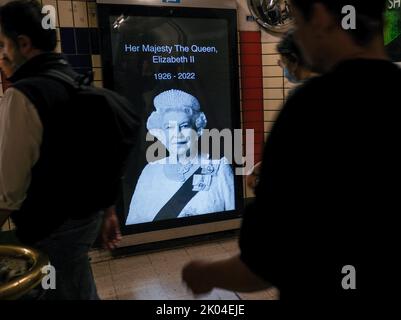 Une image de la reine Elizabeth II est affichée sur un panneau publicitaire électronique à la station de métro Piccadilly Circus après son décès jeudi Banque D'Images