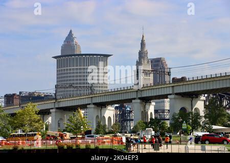 Horizon de Cleveland photographié de la rivière Cuyahoga. Palais de justice de district, tour City, tour Key Bank et tour Huntington Bank. Banque D'Images