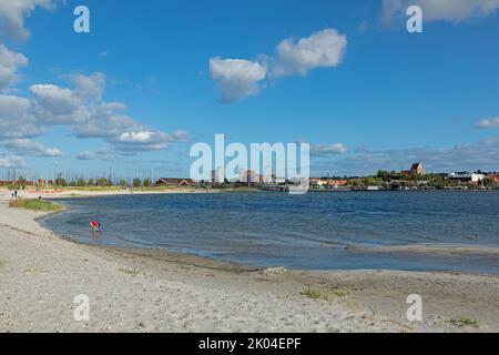 Vue sur la ville depuis la péninsule de Steinwarder en face du lac intérieur, plage, Heiligenhafen, Schleswig-Holstein, Allemagne Banque D'Images