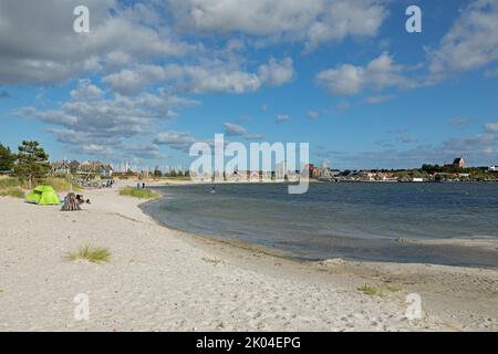 Vue sur la ville depuis la péninsule de Steinwarder en face du lac intérieur, plage, Heiligenhafen, Schleswig-Holstein, Allemagne Banque D'Images