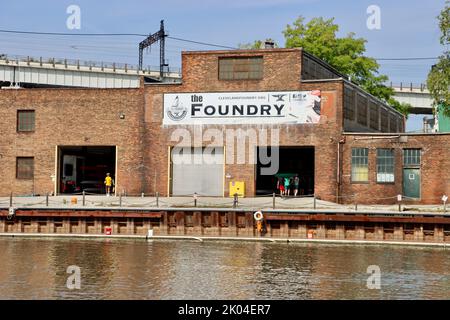 Le Foundry Rowing Center, sur la rivière Cuyahoga à Cleveland, Ohio Banque D'Images